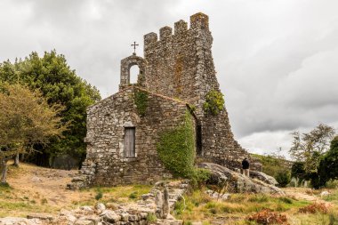 Catoira, İspanya. Torres de Oeste (Batı Kuleleri), Galiçya 'da bataklıklarla çevrili harabe kaleler kompleksi.