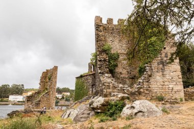 Catoira, İspanya. Torres de Oeste (Batı Kuleleri), Galiçya 'da bataklıklarla çevrili harabe kaleler kompleksi.