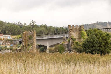 Catoira, İspanya. Torres de Oeste (Batı Kuleleri), Galiçya 'da bataklıklarla çevrili harabe kaleler kompleksi.