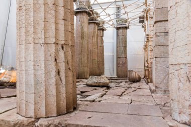 Bassae, Yunanistan. Apollo Tapınağı 'nın enkaz sütunları bir çadırın içinde.