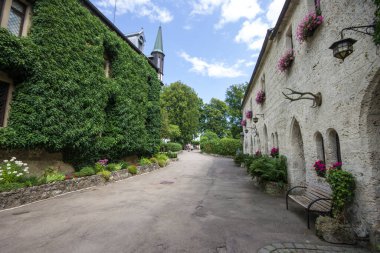 Lichtenstein, Almanya. Baden-Wurttemberg 'deki Lichtenstein Şatosu' nun arazisi