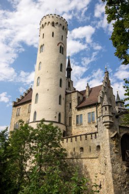 Lichtenstein, Almanya. Baden-Wurttemberg 'deki Lichtenstein Şatosu' nun arazisi