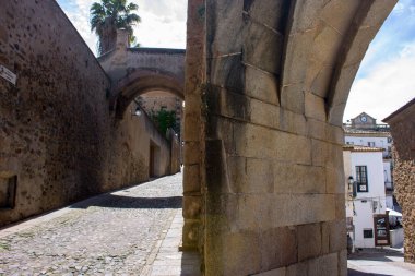 Caceres, İspanya. Arco de la Estrella (Yıldız Kemeri), Eski Anıt Şehir 'in girişi, bir Dünya Mirası Alanı.