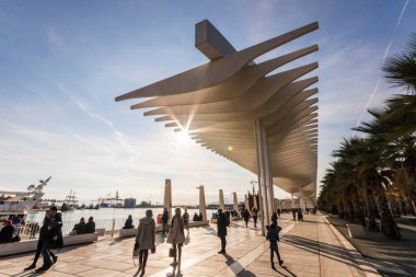 Malaga, İspanya. Malaga Limanı 'ndaki Palmeral de las Sorpresas' taki pergola (Sürprizlerin Palm Grove 'u)