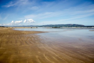 Benone Strand, aynı zamanda Downhill Sahili olarak da bilinir. Castlerock, Derry County, Kuzey İrlanda 'da büyük bir kum teli.
