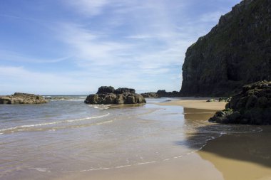 Benone Strand, aynı zamanda Downhill Sahili olarak da bilinir. Castlerock, Derry County, Kuzey İrlanda 'da büyük bir kum teli.