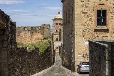 Caceres, İspanya. Eski Anıtsal Şehir 'deki Toledo-Moctezuma Sarayı' na (surlar) ait adarvalardan biri, bir Dünya Mirası Alanı.