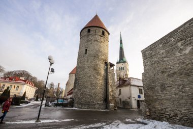 Tallinn, Estonya. Tabak parçalanmış (Plate Tower), arka planda Aziz Olaf Kilisesi ile Eski Şehir 'in duvarlarından biri