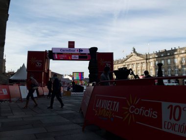 SANTIAGO DE COMPOSTELA, İSPA - 5 Sep 2021: Santiago şehir merkezinde La Vuelta a Espaa 2021 'in son aşaması için hazırlıklar