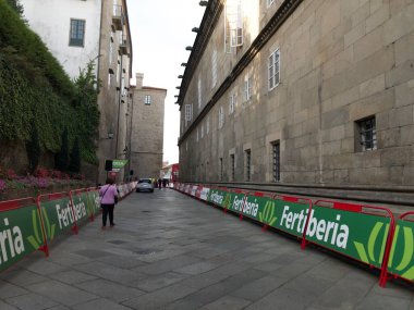 SANTIAGO DE COMPOSTELA, İSPA - 5 Sep 2021: Santiago şehir merkezinde La Vuelta a Espaa 2021 'in son aşaması için hazırlıklar