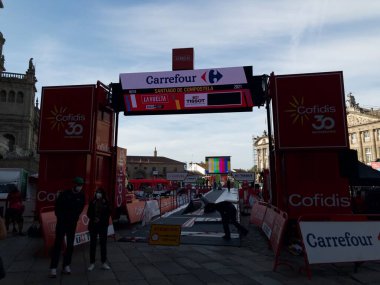 SANTIAGO DE COMPOSTELA, İSPA - 5 Sep 2021: Santiago şehir merkezinde La Vuelta a Espaa 2021 'in son aşaması için hazırlıklar