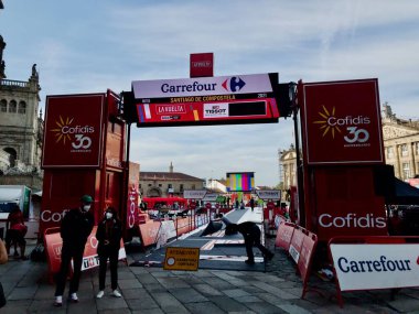 SANTIAGO DE COMPOSTELA, İSPA - 5 Sep 2021: Santiago şehir merkezinde La Vuelta a Espaa 2021 'in son aşaması için hazırlıklar