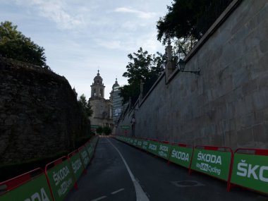 SANTIAGO DE COMPOSTELA, İSPA - 5 Sep 2021: Santiago şehir merkezinde La Vuelta a Espaa 2021 'in son aşaması için hazırlıklar