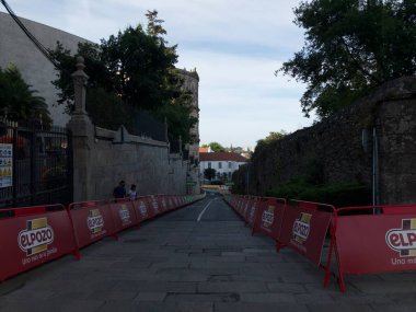 SANTIAGO DE COMPOSTELA, İSPA - 5 Sep 2021: Santiago şehir merkezinde La Vuelta a Espaa 2021 'in son aşaması için hazırlıklar