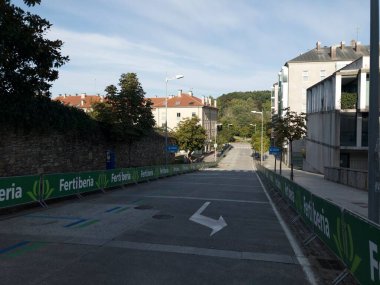 SANTIAGO DE COMPOSTELA, İSPA - 5 Sep 2021: Santiago şehir merkezinde La Vuelta a Espaa 2021 'in son aşaması için hazırlıklar