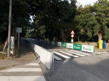 SANTIAGO DE COMPOSTELA, İSPA - 5 Sep 2021: Santiago şehir merkezinde La Vuelta a Espaa 2021 'in son aşaması için hazırlıklar