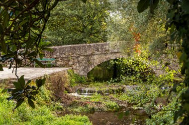 Santiago de Compostela, İspanya. Carme de Abaixo mahallesindeki Sarela nehrinin kıyısındaki güzel yolda taş köprü.