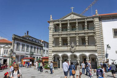 Viana do Castelo, Portekiz. Rönesans tarzı Misericordia İnşaat ve Kilise manzarası, Praca da Republica 'da yer almaktadır.