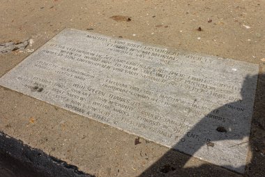 Martha's Vineyard, Massachusetts. Edgartown Liman Feneri 'ndeki Çocuk Anıtı' nın granit plaketleri sahil yolunun yakınındaki yere kazınmış isimleri gösteriyor.