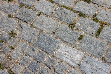 Martha's Vineyard, Massachusetts. Edgartown Liman Feneri 'ndeki Çocuk Anıtı' nın granit plaketleri sahil yolunun yakınındaki yere kazınmış isimleri gösteriyor.