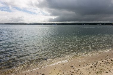 Martha's Vineyard, Massachusetts. Edgartown Limanı Deniz feneri yakınlarındaki Deniz feneri sahili çevresindeki sularda kumları ve açık kıyı şeridini gösteriyor.