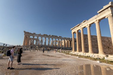 Atina, Yunanistan. Akropolis 'teki Echtheion' un doğu ve kuzey cephesinin geniş açılı görüntüsü, İyonik kolonları, asimetrik planı ve açık mavi gökyüzü altında turistleri ziyaret eden