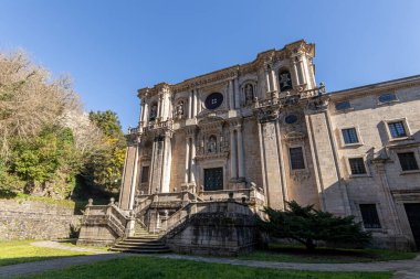 Samos, İspanya. Samos Manastırı 'nın ana cephesi büyük Barok sınırlarını, ikiz kuleleri ve Galiçya' daki bu tarihi Benedikt bölgesinin geniş taş kompleksini gösteriyor.
