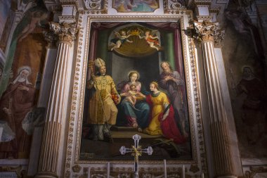 Leggiuno, İtalya. Maggiore Gölü 'nün doğu kıyısındaki Katolik manastırı Santa Caterina del Sasso' nun içinde resim yapmak.