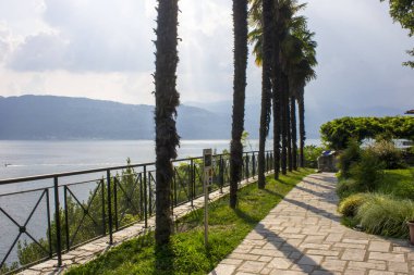Leggiuno, İtalya. Santa Caterina del Sasso Hermitage bahçesinden Maggiore Gölü manzarası