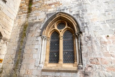 Roncesvalles, İspanya. Saint Mary kolej kilisesinin ana cephesi. Gotik pencerenin ayrıntıları