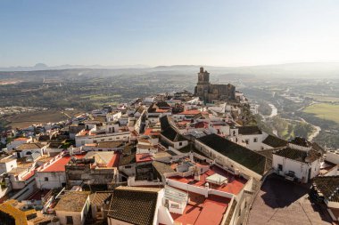 Arcos de la Frontera, İspanya. Eski şehrin simgelerinden biri olan Iglesia de San Pedro 'nun (Aziz Peter Kilisesi) hava manzarası