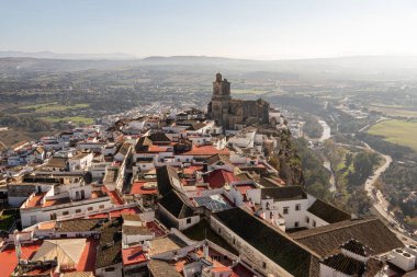 Arcos de la Frontera, İspanya. Eski şehrin simgelerinden biri olan Iglesia de San Pedro 'nun (Aziz Peter Kilisesi) hava manzarası