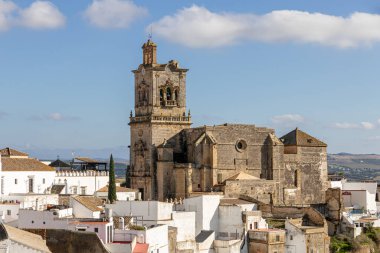 Arcos de la Frontera, İspanya. Eski şehrin simgelerinden biri olan Iglesia de San Pedro 'nun (Aziz Peter Kilisesi) hava manzarası