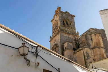 Arcos de la Frontera, İspanya. Eski şehrin simgelerinden biri olan Iglesia de San Pedro 'nun (Aziz Peter Kilisesi) ana cephesi ve kulesi
