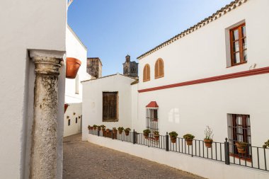 Arcos de la Frontera, İspanya. Eski şehrin sokaklarından biri, bir köşesinde Roma sütunu ve sermayesi var.