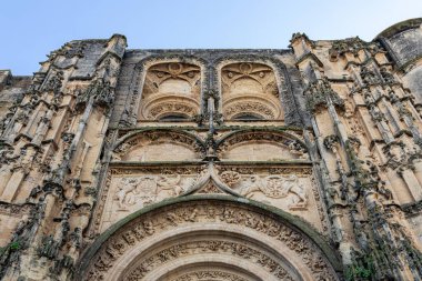Arcos de la Frontera, İspanya. Iglesia de Nuestra Senora de la Asuncion 'un Plateresk ve Geç Gotik görünüşü (Varsayım Kilisemizin Hanımefendisi))