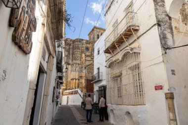 Arcos de la Frontera, İspanya. Iglesia de Nuestra Senora de la Asuncion 'un Plateresk ve Geç Gotik görünüşü (Varsayım Kilisemizin Hanımefendisi))