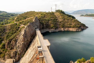 Ponferrada, İspanya. Presa de Barcena (Barcena Barajı), El Bierzo bölgesindeki Sil Nehri 'nin bir yerçekimi barajıdır.