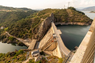 Ponferrada, İspanya. Presa de Barcena (Barcena Barajı), El Bierzo bölgesindeki Sil Nehri 'nin bir yerçekimi barajıdır.