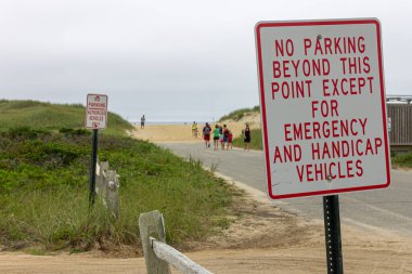 Edgartown, Massachusetts. Güney Sahili yolu üzerinde tabela var. Bu noktadan ötesine park etmek yasak. Acil durum ve engelli araçları hariç.