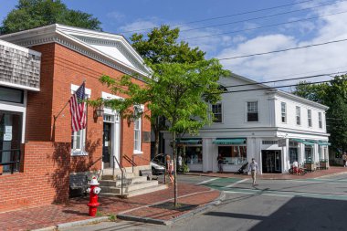 Edgartown, Massachusetts. Eski Edgartown Ulusal Bankası binası tuğla koloni cephesi ve ana cadde ve Water Caddesi 'nin köşesinde bir Amerikan bayrağı olan ve şu anda Rockland Trust' ın altında faaliyet gösteren.