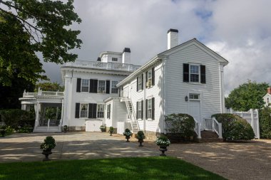 Edgartown, Massachusetts. Koloni New England ahşap evleri, beyaz kaplamalı, gri süslemeli, tahta çatılı ve ön kapılı, Marthas Vineyard 'daki tipik yerel yerleşim yerlerini gösteriyor.