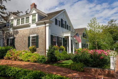 Edgartown, Massachusetts. Koloni New England ahşap evleri, beyaz kaplamalı, gri süslemeli, tahta çatılı ve ön kapılı, Marthas Vineyard 'daki tipik yerel yerleşim yerlerini gösteriyor.