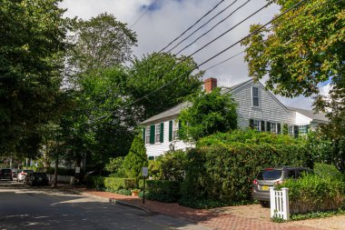 Edgartown, Massachusetts. Koloni New England ahşap evleri, beyaz kaplamalı, gri süslemeli, tahta çatılı ve ön kapılı, Marthas Vineyard 'daki tipik yerel yerleşim yerlerini gösteriyor.
