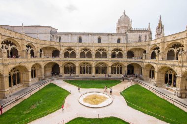 Lizbon, Portekiz. Jeronimos Manastırı 'nın üst galerisinden geniş açılı manzara ikiz katlı oyun salonlarını ve 16. yüzyıldan kalma bu ikonuncu yüzyıl Manueline Manastırı' nın merkezi avlusunu gösteriyor.