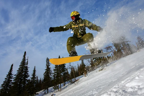 Snowboarder springen op snowboard — Stockfoto