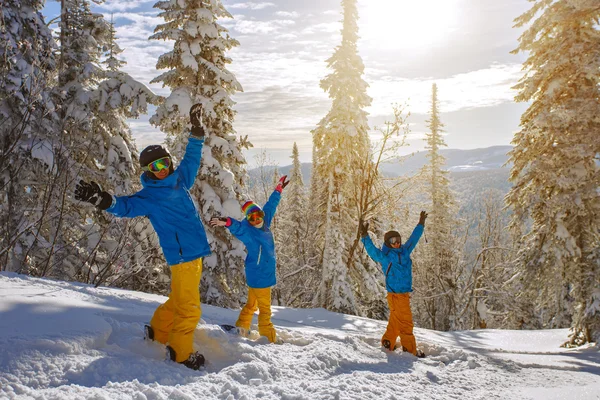 Grupp ungdomar med snowboard — Stockfoto