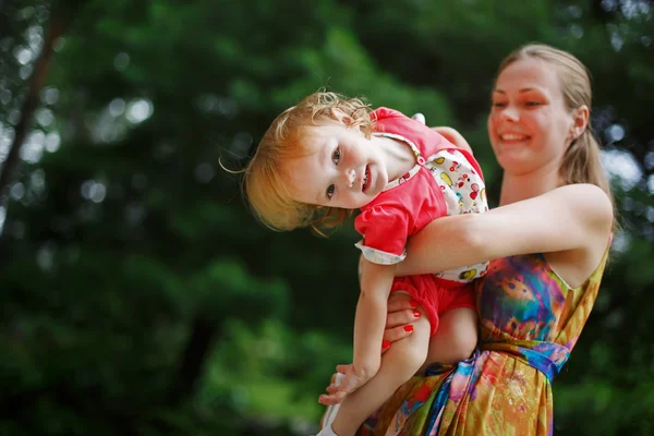 Junge Mutter mit ihrem kleinen Baby — Stockfoto