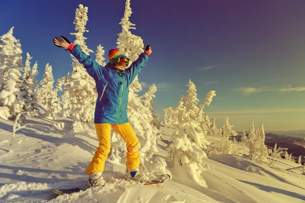 Snowboardåkare på ett berg — Stockfoto