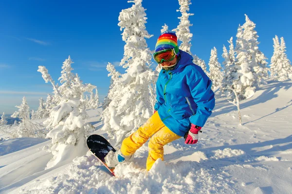 Snowboardista vede vedlejší prst vyřezat — Stock fotografie